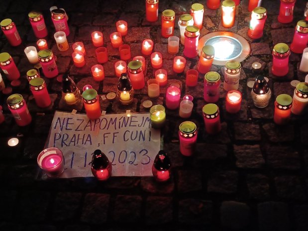 Střelba v Praze šokovala svět, zděšení znělo z Washingtonu, Paříže i Berlína