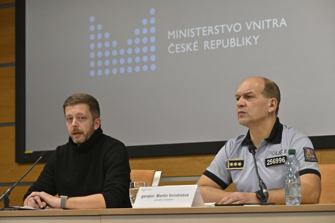 Ministr vnitra Vít Rakušan (vlevo) a policejní prezident Martin Vondrášek (vpravo)
