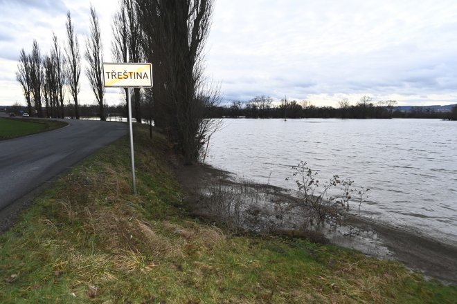 Louka zaplavená vodou z rozvodněné řeky Moravy u obce Třeština na Šumpersku, 25. prosince 2023.