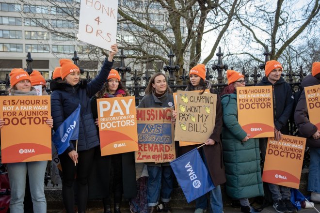 Juniorní lékaři v Anglii zahájili 3. ledna šestidenní stávku, nejdelší v historii britského zdravotnického systému NHS