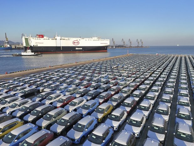 Z Číny vyplula do Evropy první nákladní loď se sedmi tisíci elektromobily