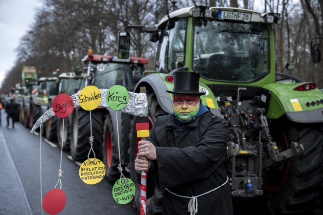 Berlín čelí protestu nákladních dopravců, zemědělci zablokovali dálnici