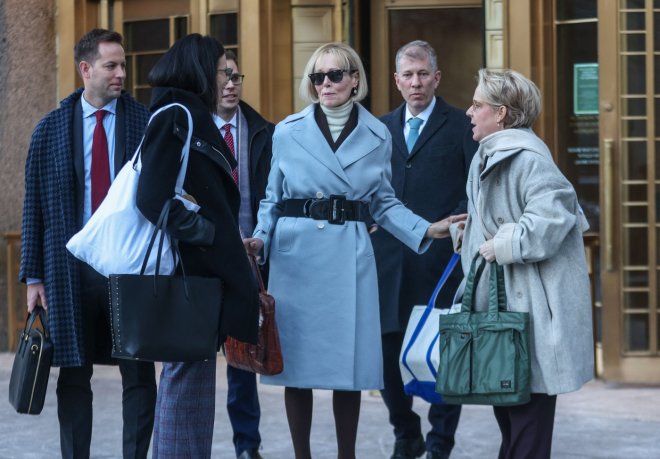 Novinářka Elizabeth Jean Carrollová (na snímku uprostřed), kterou Trump dle poroty sexuálně napadl, dostala odškodné 5,6 mil dolarů.