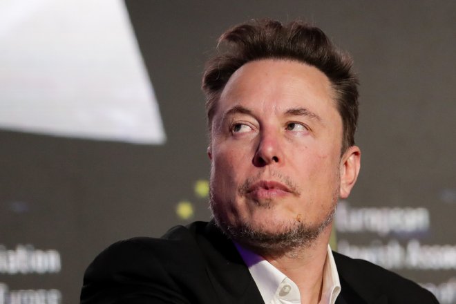 Musk shání peníze pro svou umělou inteligenci. Škemrá u asijských miliardářů