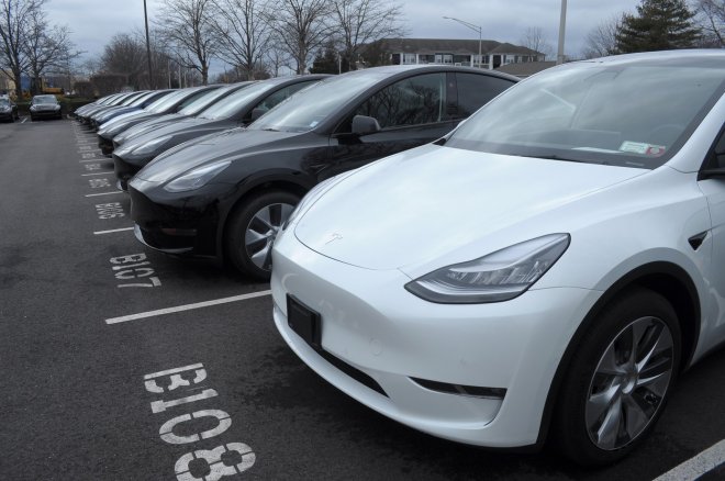 Tesla v USA svolává ke kontrole téměř všechny své elektromobily