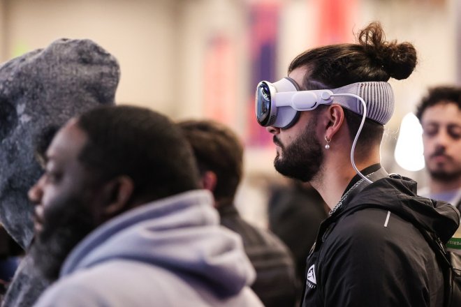 Apple uvedl na americký trh brýle pro rozšířenou i virtuální realitu Vision Pro