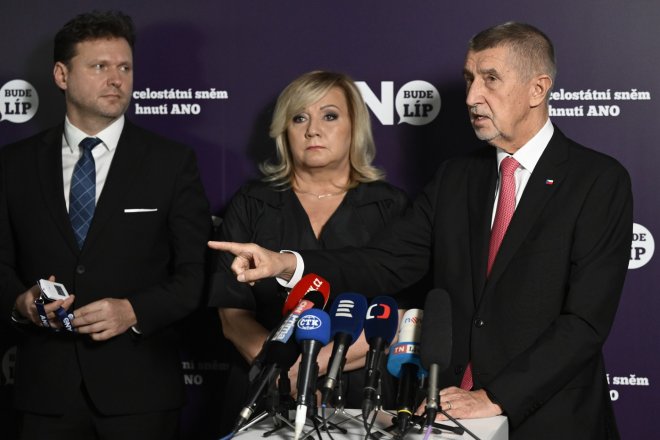 Zleva Radek Vondráček, Alena Schillerová a Andrej Babiš z hnutí ANO