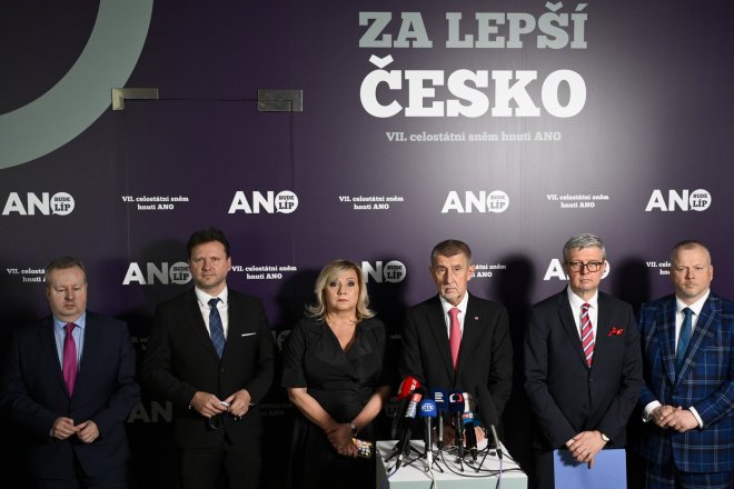 Zleva místopředsedové Richard Brabec, Radek Vondráček, Alena Schillerová, předseda Andrej Babiš, první místopředseda Karel Havlíček a nový místopředseda Robert Králíček