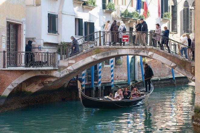 Turisté, kteří navštíví italské Benátky, aniž by v nich přespali, budou muset uhradit pět eur (125 korun).