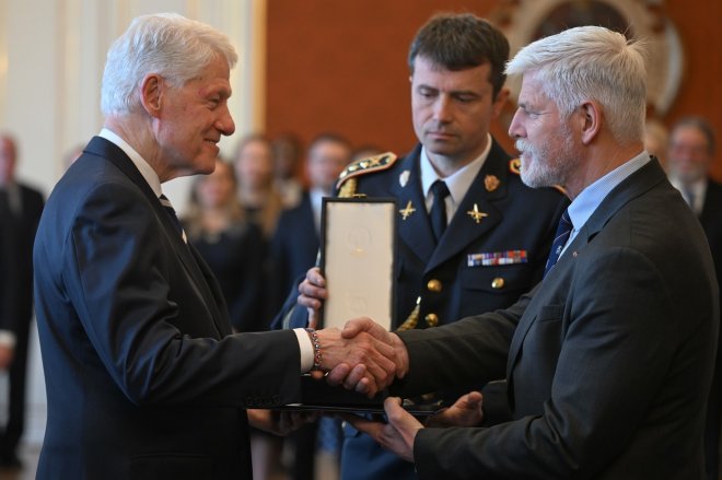 Prezident Petr Pavel (vpravo) udělil stání vyznamenání 42. prezidentovi Spojených států amerických Billu Clintonovi