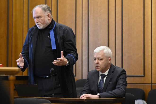 Zleva právník Tomáš Sokol a obžalovaný moravskoslezský hejtman Jan Krkoška u soudu