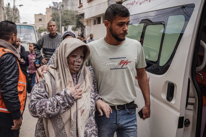 Palestinci po izraelských náletech na město Rafah