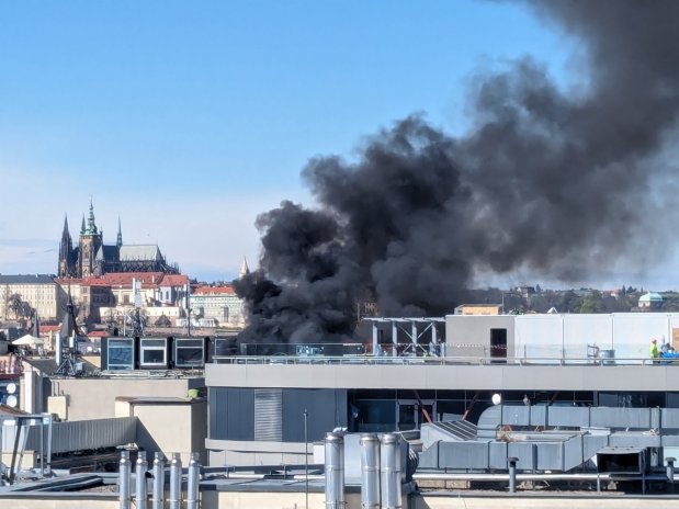 Poblíž Václavského náměstí vzplanula lepenka na střeše