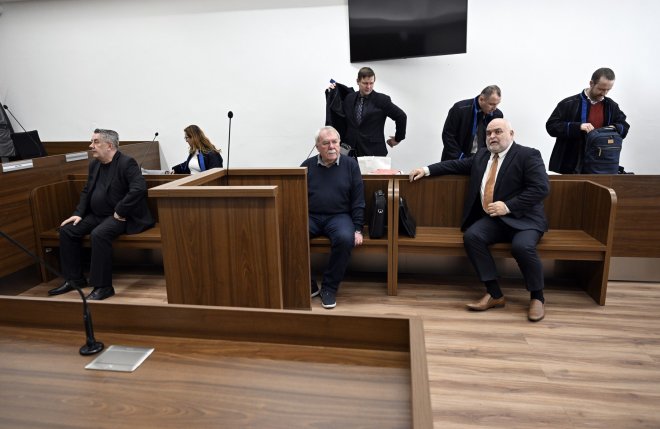 Zleva vpředu tři obžalovaní Petr Malý, Jaroslav Slavík a Miroslav Holub u soudu, který začal potřetí projednávat kauzu firmy Viktoriagruppe a jejích manažerů, 3. dubna 2024, Praha. Muži čelí obžalobě z toho, že podvedli Správu státních hmotných rezerv.