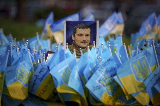 Fotografie padlého ukrajinského vojáka u památníku na náměstí Nezávislosti v Kyjevě