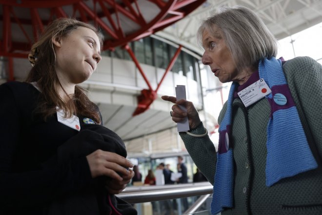 Švýcarská členka organizace Senior Women for Climate Rosmarie Wydler-Waltiová (vpravo) hovoří se švédskou klimatickou aktivistkou Gretou Thunbergovou