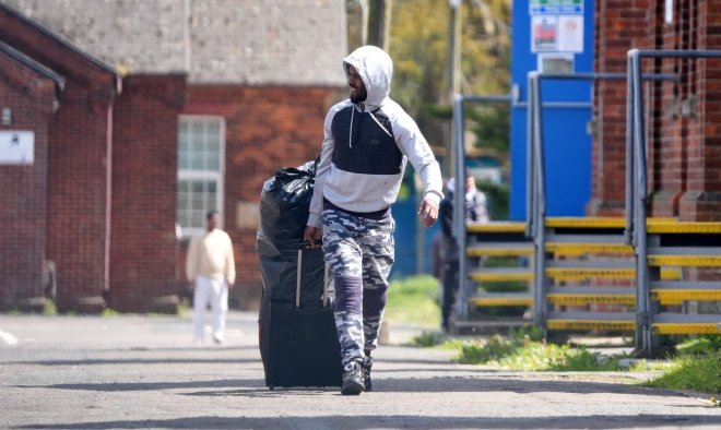 Britský parlament přijal zákon umožňující deportace migrantů do Rwandy