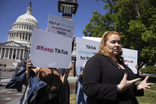 Aktivní uživatelé a tvůrci obsahu na TikTok protestují před budovou Kapitolu.