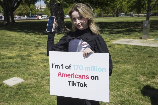 Aktivní uživatelé a tvůrci obsahu na TikTok protestují před budovou Kapitolu.