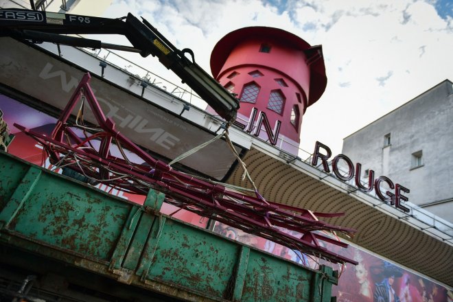 V Paříži se zřítila křídla mlýna na kabaretu Moulin Rouge