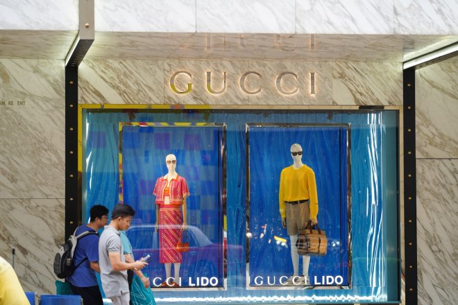 Vlastník Gucci opět s nepříznivými výsledky: Naznačil další těžký rok pro luxusní sektor