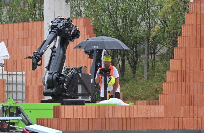 Robot staví zeď