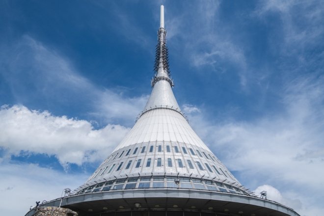 Kraj opět odkládá koupi Ještědu. Peníze má, smlouvu ne