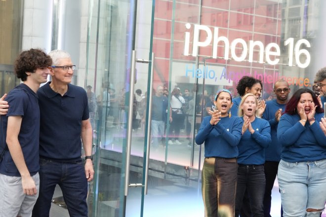 Šéf Applu Tim Cook během zahájení prodeje iPhonů 16
