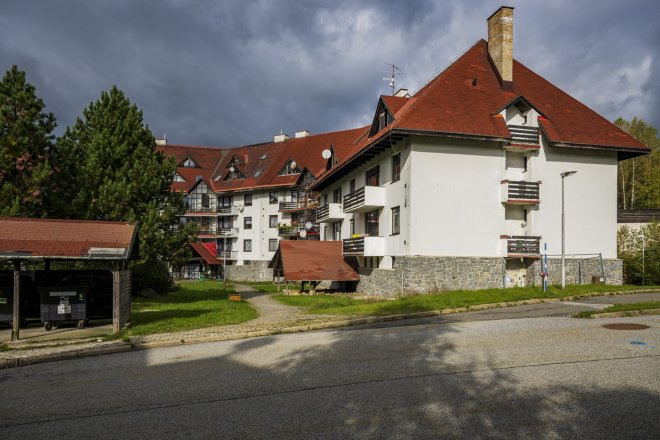 Stát jako neúspěšná realitka. Dvě bytovky v Harrachově nikdo nechce. Ani se slevou