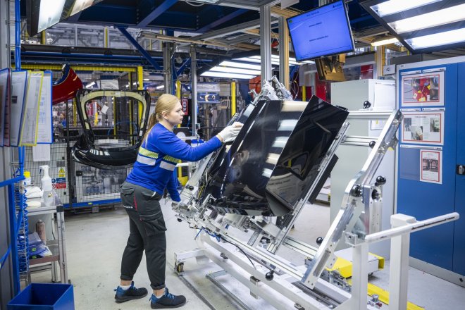 Trumpův celní tlak zabírá. Čtvrtina německých firem chce přesunout výrobu do USA