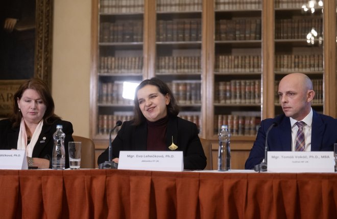 Zleva rektorka Univerzity Karlovy Milena Králíčková, děkanka Filozofické fakulty UK Eva Lehečková a ředitel Nadačního fondu UK Tomáš Vokáč