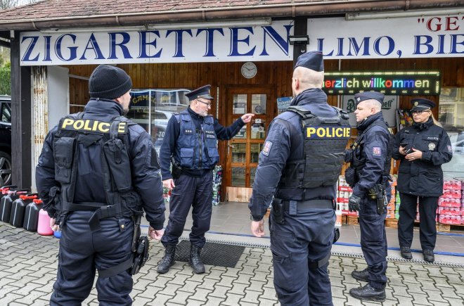 Policejní kontrola v příhraniční tržnici