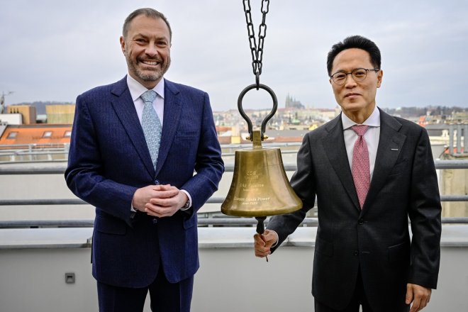 Generální ředitel Burzy cenných papírů Praha Petr Koblic (vlevo) a prezident společnosti Doosan Enerbility Sang Hyun Park v únoru 2026 slavnostně zahájili obchodování společnosti Škoda Doosan Power