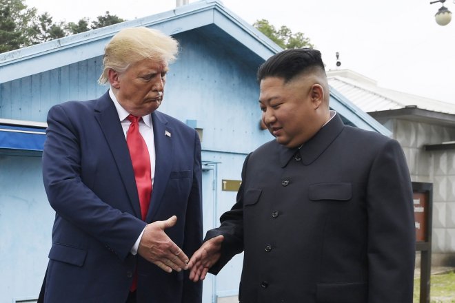 Americký prezident Donald Trump s vůdcem Severní Koreje Kim Čong-unem (2019)