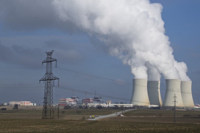 Areál elektrárny Temelín s chladicími věžemi, oběma reaktorovými bloky a vlevo se skladem vyhořelého jaderného paliva v elektrárně Temelín