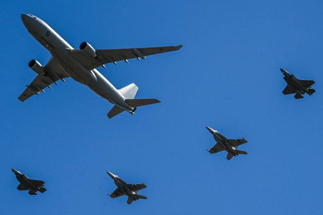 Airbus KC-30A se dvěma letouny Lockhead Martin F35-A a dvěma letouny F/18 Super Hornet