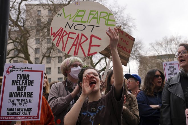 Rozpočtové škrty působí sociální nepokoje v řadě zemí včetně Velké Británie