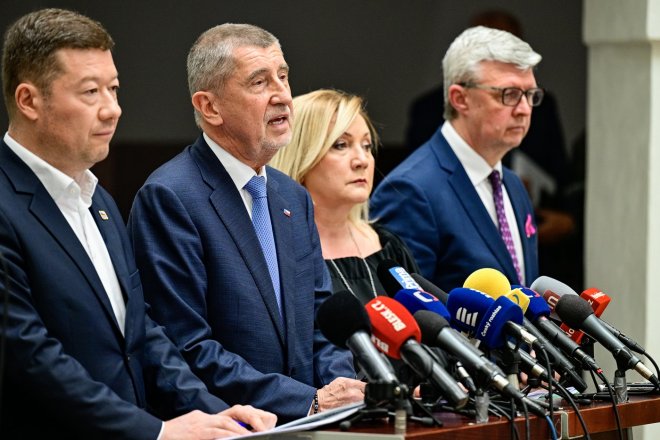 Zleva předseda SPD Tomio Okamura, předseda hnutí ANO a poslanec Andrej Babiš, předsedkyně poslaneckého klubu ANO Alena Schillerová a místopředseda Poslanecké sněmovny Karel Havlíček (ANO)