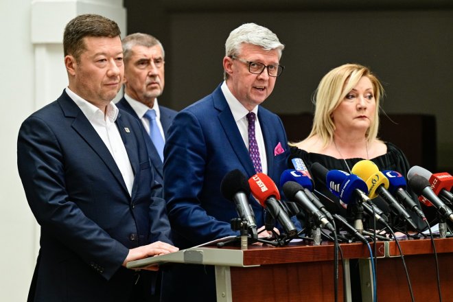 Zleva předseda SPD Tomio Okamura, předseda hnutí ANO a poslanec Andrej Babiš, místopředseda Poslanecké sněmovny Karel Havlíček (ANO) a předsedkyně poslaneckého klubu ANO Alena Schillerová