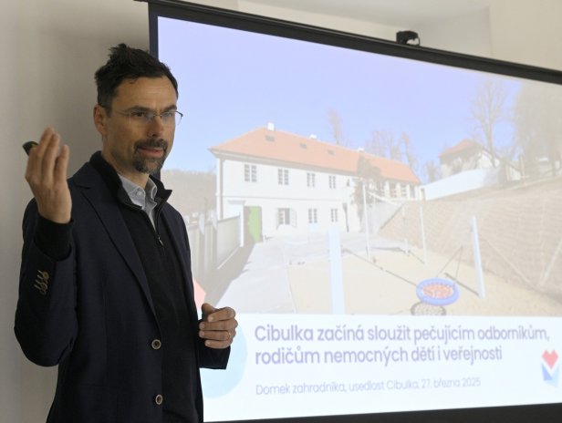 Manažer a filantrop Ondřej Vlček na setkání s novináři ve zrekonstruovaném Domku zahradníka na usedlosti Cibulka