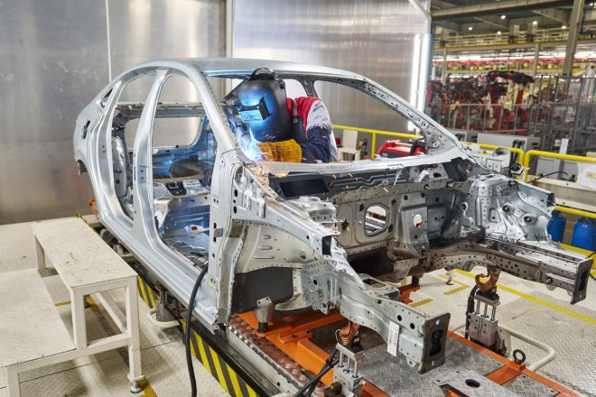 Provoz v závodu na montáž vozů Kushaq a Slavia, který otevřela automobilka Škoda Auto spolu s regionálním partnerem a investorem Thanh Cong Group