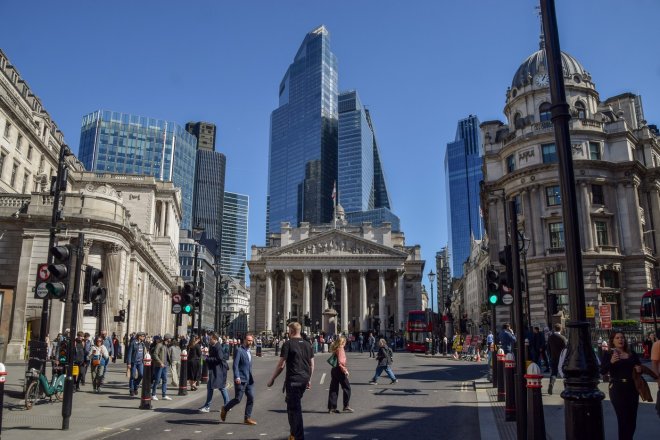 Index FTSE 100 se na začátku roku 2026 poprvé v historii přehoupl přes hranici 10 000 bodů