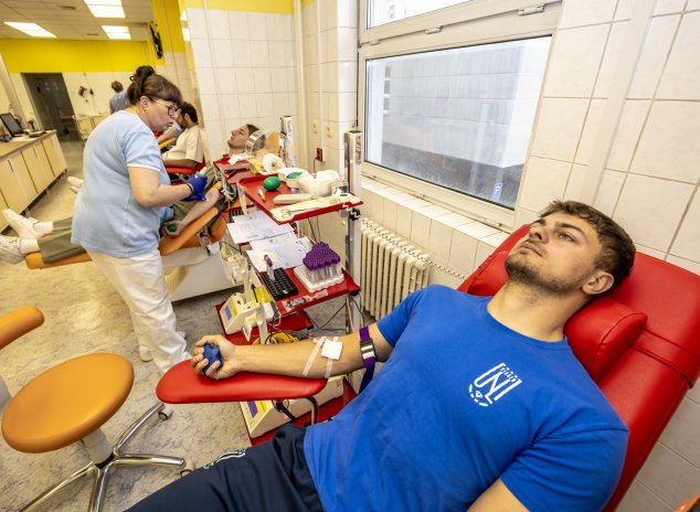 Darovat krev a získat výhodnější investici. Rumunsko láká občany na státní dluhopisy s úrokem přes sedm procent, pokud doloží, že pomohli doplnit zásoby krve.