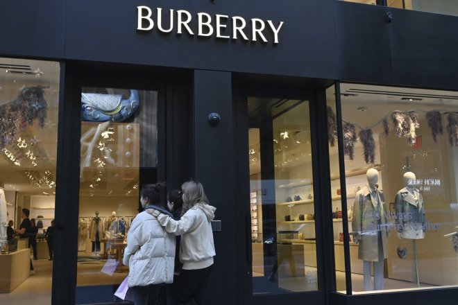 Ikona britského luxusu Burberry zabředla v problémech. Bude propouštět