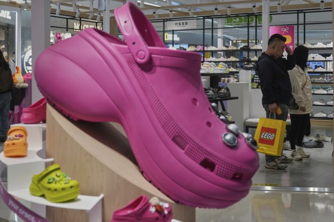 Crocs ztrácí půdu pod nohama. Akcie firmy spadly téměř o třetinu