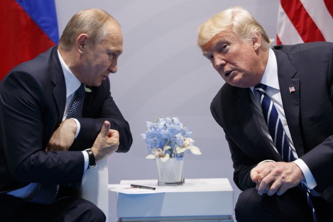 Ruský prezident Vladimir Putin hovoří se svým americkým protějškem Donaldem Trumpem