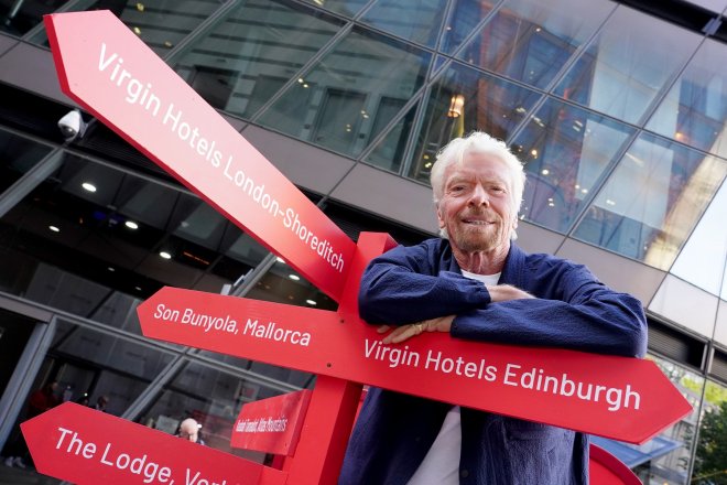Pošetilec Trump a jeho zbytečná válka zdražují létání, vzkázal miliardář Branson