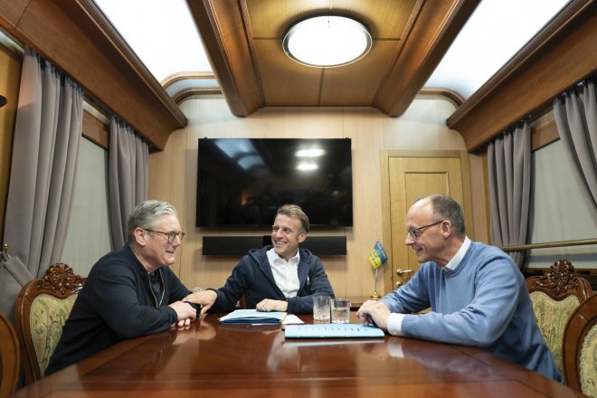 Macron, Starmer, Merz ve vlaku na cestě do Kyjeva na jednání koalice ochotných