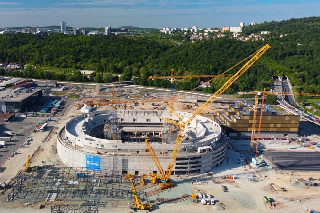 Střešní konstrukci na budovanou halu v Brně začal vynášet speciální jeřáb