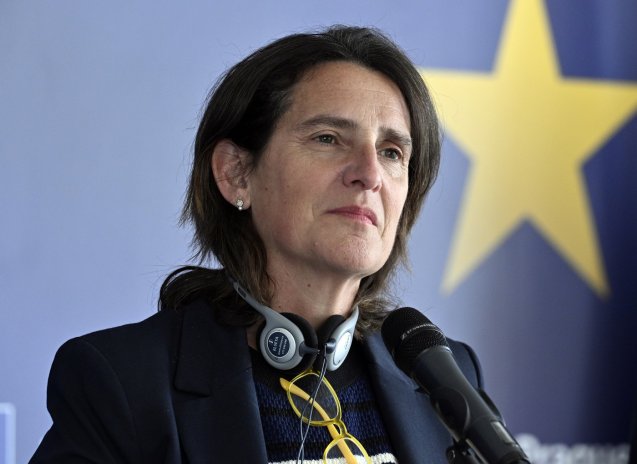 Evropská komise ve středu navrhla jako závazný klimatický cíl pro rok 2040 snížení emisí oxidu uhličitého (CO2) o 90 procent ve srovnání s rokem 1990. Informovala o tom místopředsedkyně EK Teresa Riberaová (na snímku)..